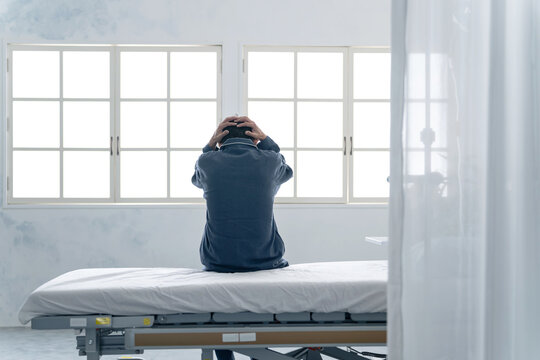 病室で悩む患者