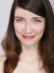 Obraz premium Close up studio portrait of cheerful attractive young woman.