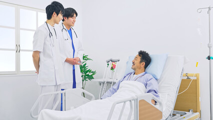 病室で患者と話す医師・看護師