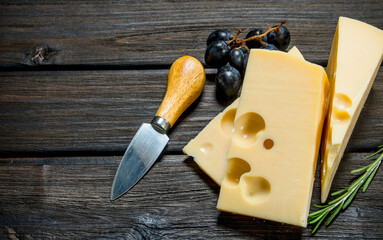 Fresh cheese with grapes and rosemary.