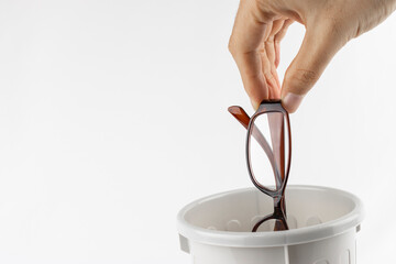 ごみ箱に眼鏡を捨てるイメージ