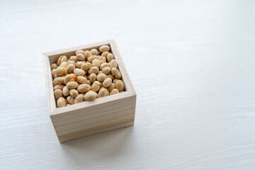 節分の豆まき用の枡に入った大豆（コピースペースあり）