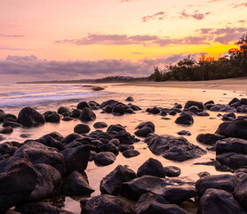 Obraz premium Sunrise on Tide Pool and Lava Rocks at Spreckelsville Beach, Maui, Hawaii, USA