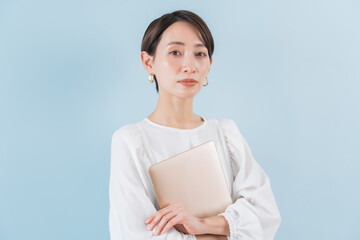 Obraz premium PCを持つ日本人女性