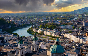 Obraz premium The panoramic view in a spring season at a historic city of Salzburg with Salzach river as sunbeam scene at Salzburger Land, Austria