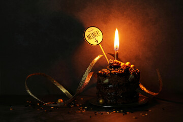 Geburtstagskuchen mit dunklem Hintergrund und goldenem Dekor - 561704068