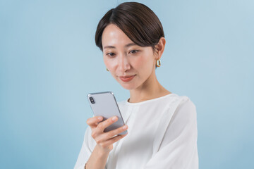 Fototapeta premium 携帯を持つ日本人女性 
