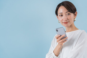 Fototapeta premium 携帯を持つ日本人女性 