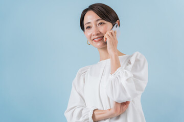 電話をする日本人女性
