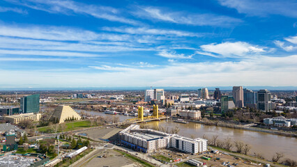 Fototapeta premium The Tower Bridge in Sacramento, California with the city of of Sacramento in the background and blue sky