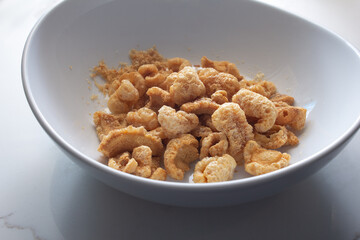 A view of a bowl of pork rinds.