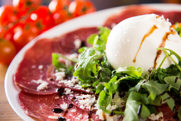 parmesan, dish, food, red, plate, beef, gourmet, fresh, luxury, healthy, delicious, leaf, green, eat, slice, vegetable, sauce, cold, rocket, snack, carpaccio, meal, meat, appetizer, dinner, raw, bread