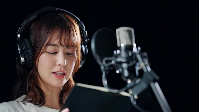 台本を読み上げる女性　声優　ナレーター