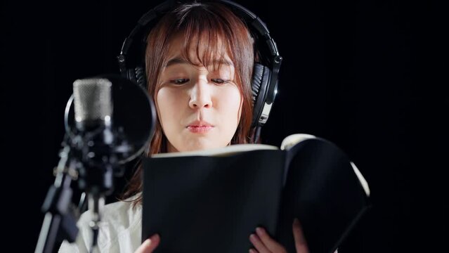 台本を読み上げる女性　声優　ナレーター