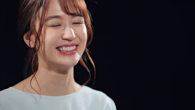 インタビューを受ける女性