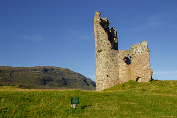 Fototapeta na wymiar Ardvreck Castle and Loch Assynt