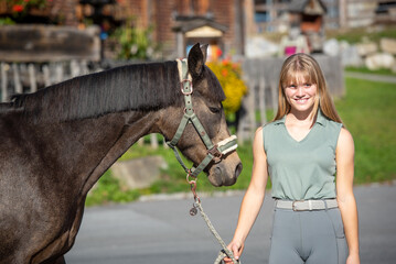 Obraz premium Mädchen mit Pferd