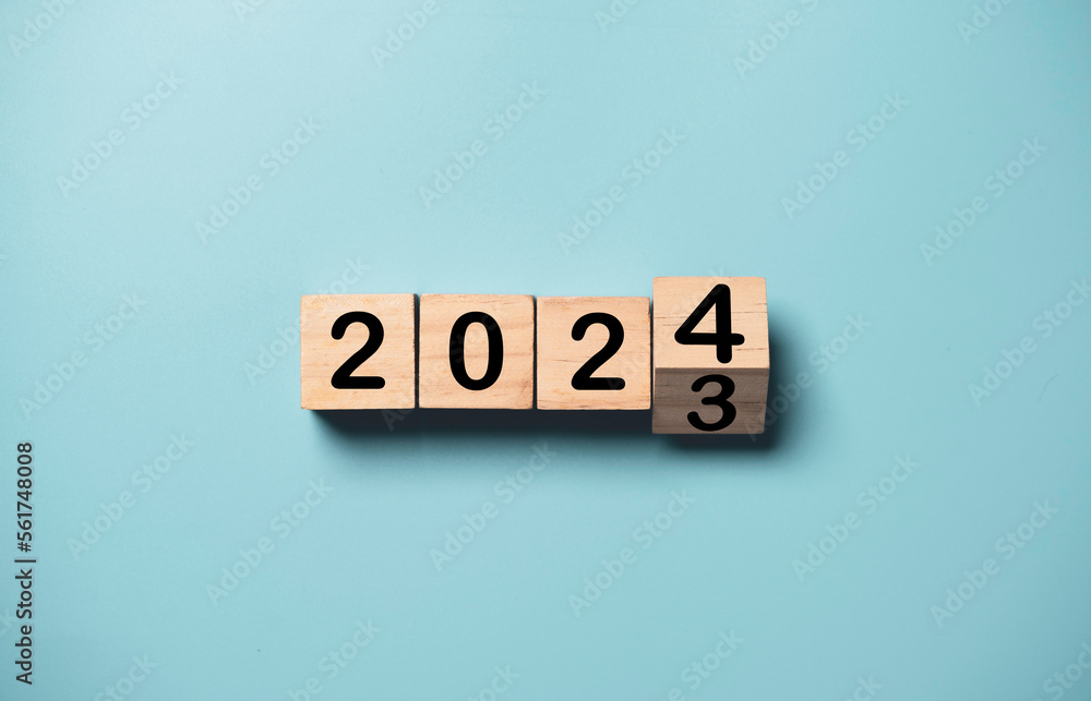 Aufkleber flipping of 2023 to 2024 on wooden block cube for preparation new year change and start new business