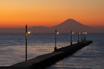 レトロ桟橋と富士山の夕暮れ　原岡海岸　岡本桟橋