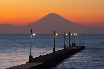 レトロ桟橋と富士山の夕暮れ　原岡海岸　岡本桟橋