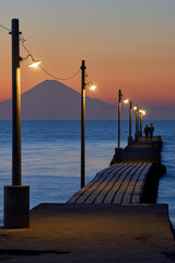 Fototapeta premium レトロ桟橋と富士山の夕暮れ 原岡海岸 岡本桟橋