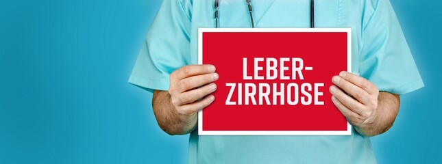 Leberzirrhose (Schrumpfleber). Arzt demonstriert rotes Schild mit medizinischen Text. Blauer...