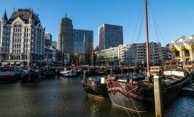 Fototapeta premium Cityscape of the Oude Haven in the center of Rotterdam with the famous Cube Houses