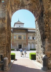 Fototapeta na wymiar Vue à travers arc d'un bâtiment historique