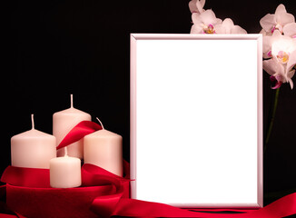Composition pour la Saint-Valentin avec un cadre photo transparent et des bougies.	