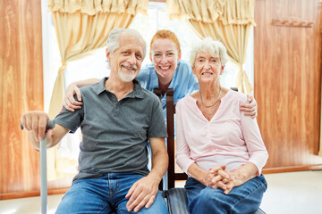 Altenpflegerin und Senioren Paar im Pflegeheim