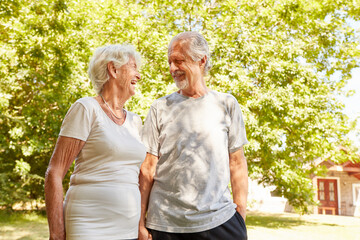 Fröhliches Senioren Paar redet und lacht zusammen