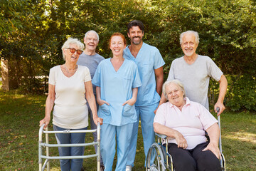 Senioren mit Behinderung im Garten der Reha Klinik