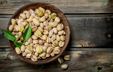 Pistachios in the bowl .