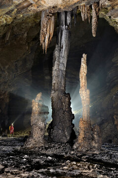 Caving Expedition to explore the caves of the Tongzi mastersystem in northern Wulong County, Chongqing Province of China