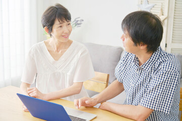 Obraz premium 家でパソコンを使う熟年夫婦