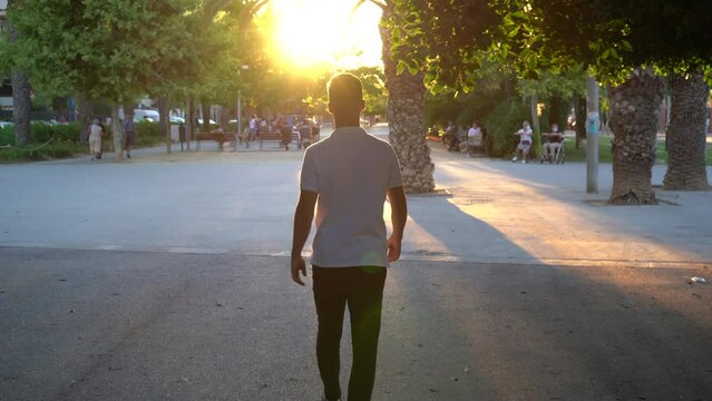 Paseo relajante de un hombre en atardecer 