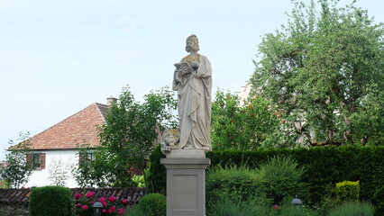 Obraz premium Heiliger Sankt Markus Statue vor Münster St. Maria und Markus auf Reichenau am Bodensee 