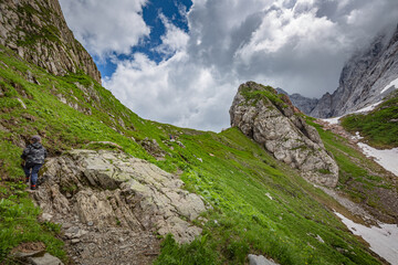 Fototapeta na wymiar Mountain hiking Trail Road. Small mountain lake. Between Italy and Austria: near Volaia Lake Raunchkofer Mountain (Lago di Volaia Monte Rauchkofel)