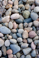 Kiesstrand aus Kieselsteinen in bunten Farben