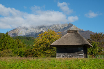茅葺き小屋と大山