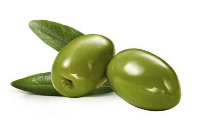 Azeitonas verdes com folhas em fundo branco - azeitona verde