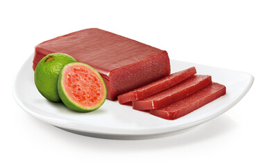Prato com deliciosa goiabada com goiabas vermelhas ao lado
