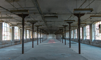 immense entrepôt d'usine vide et désaffecté