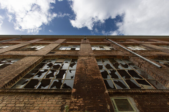 usine ancienne &agrave; l'abandon avec des fen&ecirc;tres bris&eacute;es