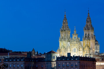 Naklejka premium Night scene, Skyline of Santiage de Compostela with lit cathedral,