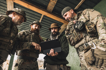 Group of soldiers discussing something before combat