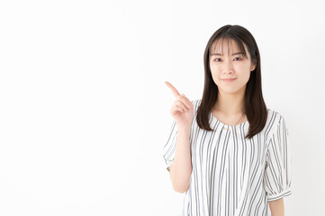 女性　指差し　笑顔　お勧め