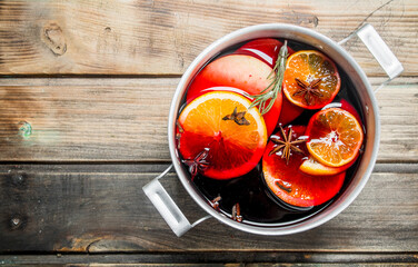 Mulled wine in a pot of spices.