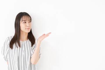 女性ポートレート　おすすめ　指差し