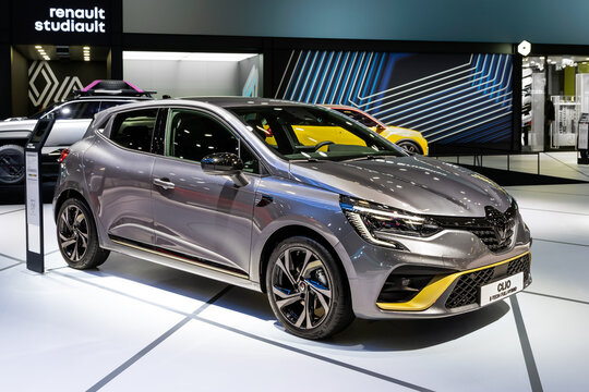 Renault Clio E-Tech full hybrid car (2023)